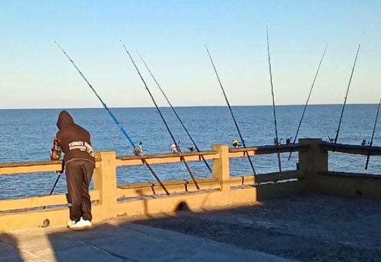 Pesca deportiva en el Muelle de Pesca de San Clemente del Tuyú