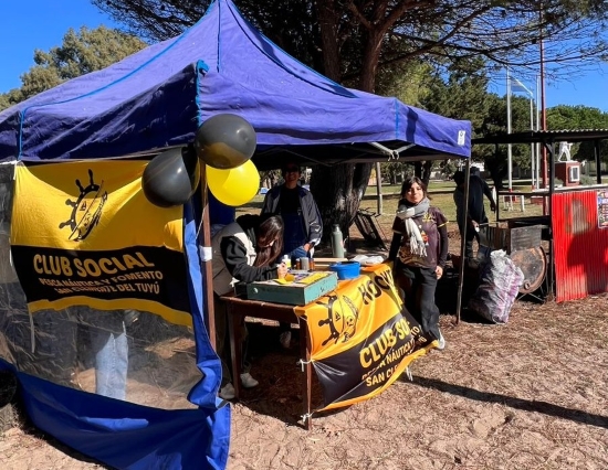 Las chicas hockey organizaron venta solidaria para recaudar fondos