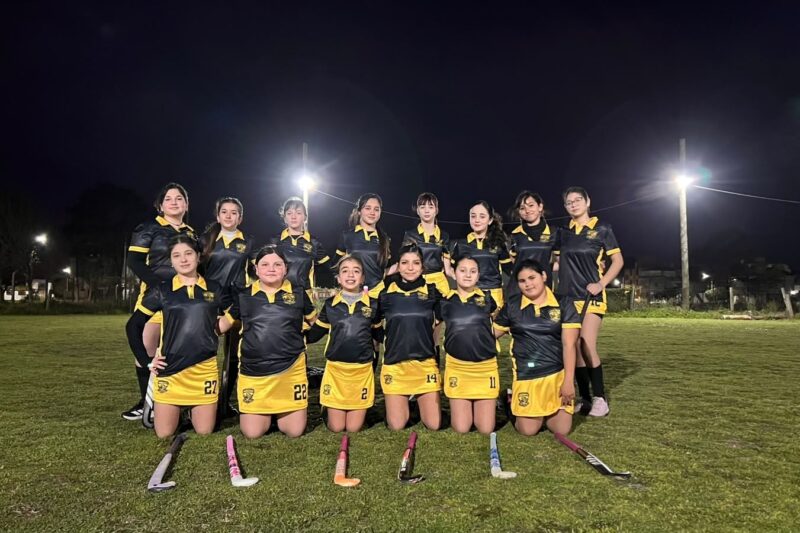 La Escuela de Hockey estrenó nueva indumentaria durante su último entrenamiento