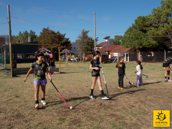 La Escuela de Hockey del Club se reúne para alentar a Las Leonas