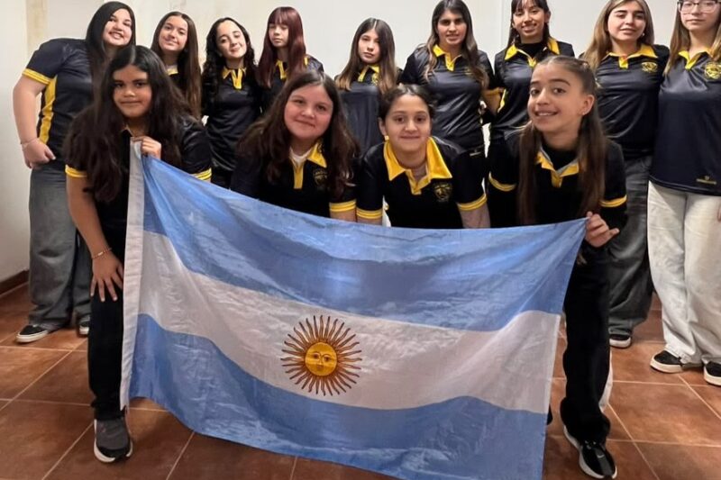 La Escuela de Hockey compartió el partido de Las Leonas y presentó nueva indumentaria