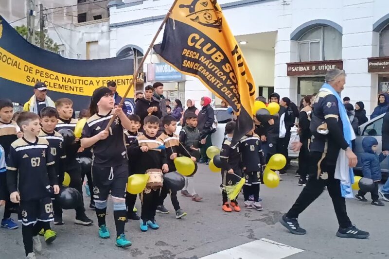 Con color y ritmo el Club de Pesca participó del desfile de la Corvina Negra