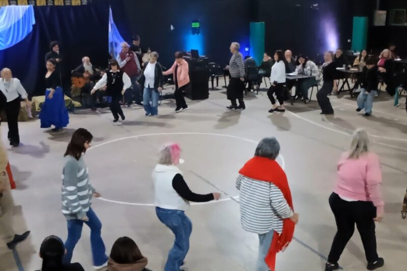 Música, danza y tradición en una peña a salón lleno