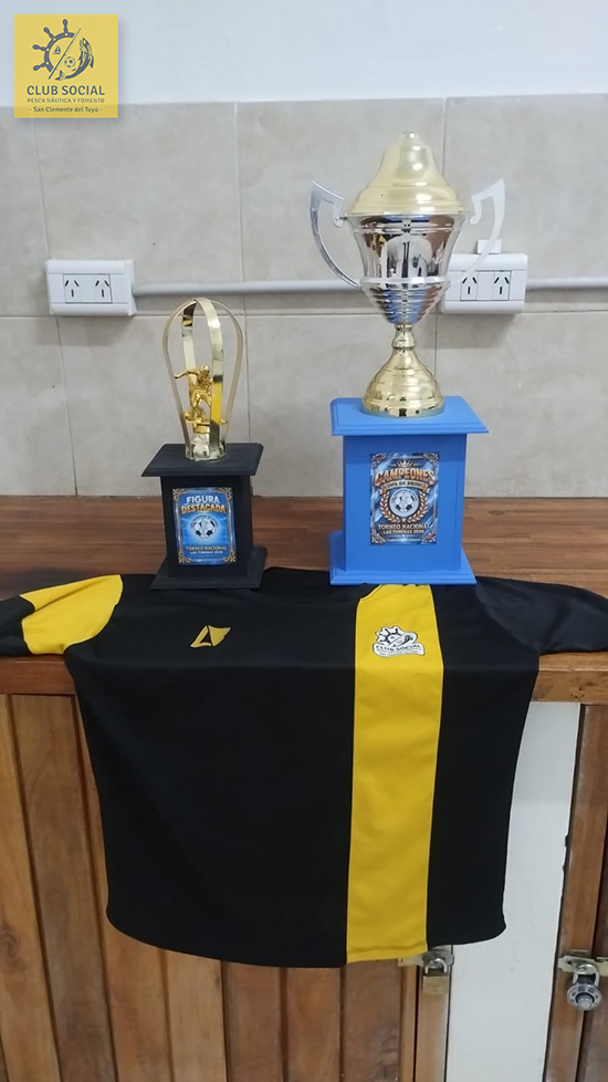 Presentamos los trofeos que ganaron nuestros equipos en la Liga Argentina de Futsal Presentamos los trofeos que ganaron nuestros equipos en la Liga Argentina de Futsal